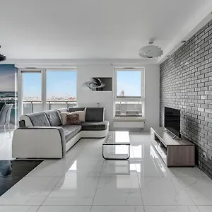 https://luxury-apartment-on-the-11th-floor-with-a-view-of-the-old-town.gdanskhotel.org